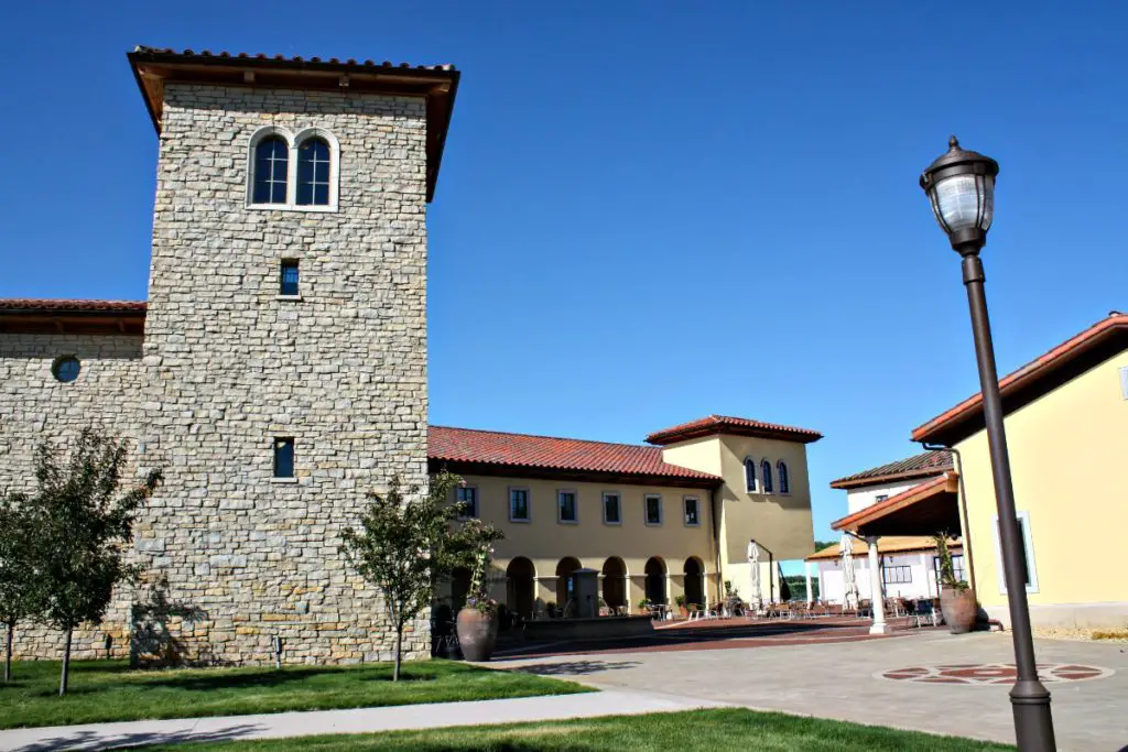 Villa Bellezza has a piazza where visitors can sip their wine by the fountain. (Erin Klema/The Epicurean Traveler)