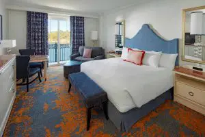 Loews Portofino Bay Hotel guest room at Universal Orlando Resort (© 2021 Universal Orlando. All Rights Reserved)