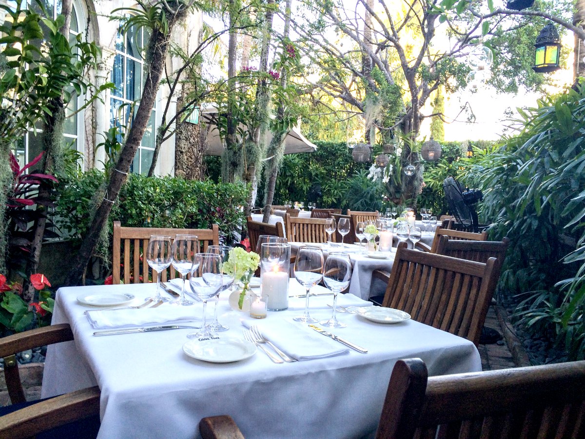 The garden at Casa Tua Restaurant in Miami Beach, Florida | EpicureanTravelerBlog.com