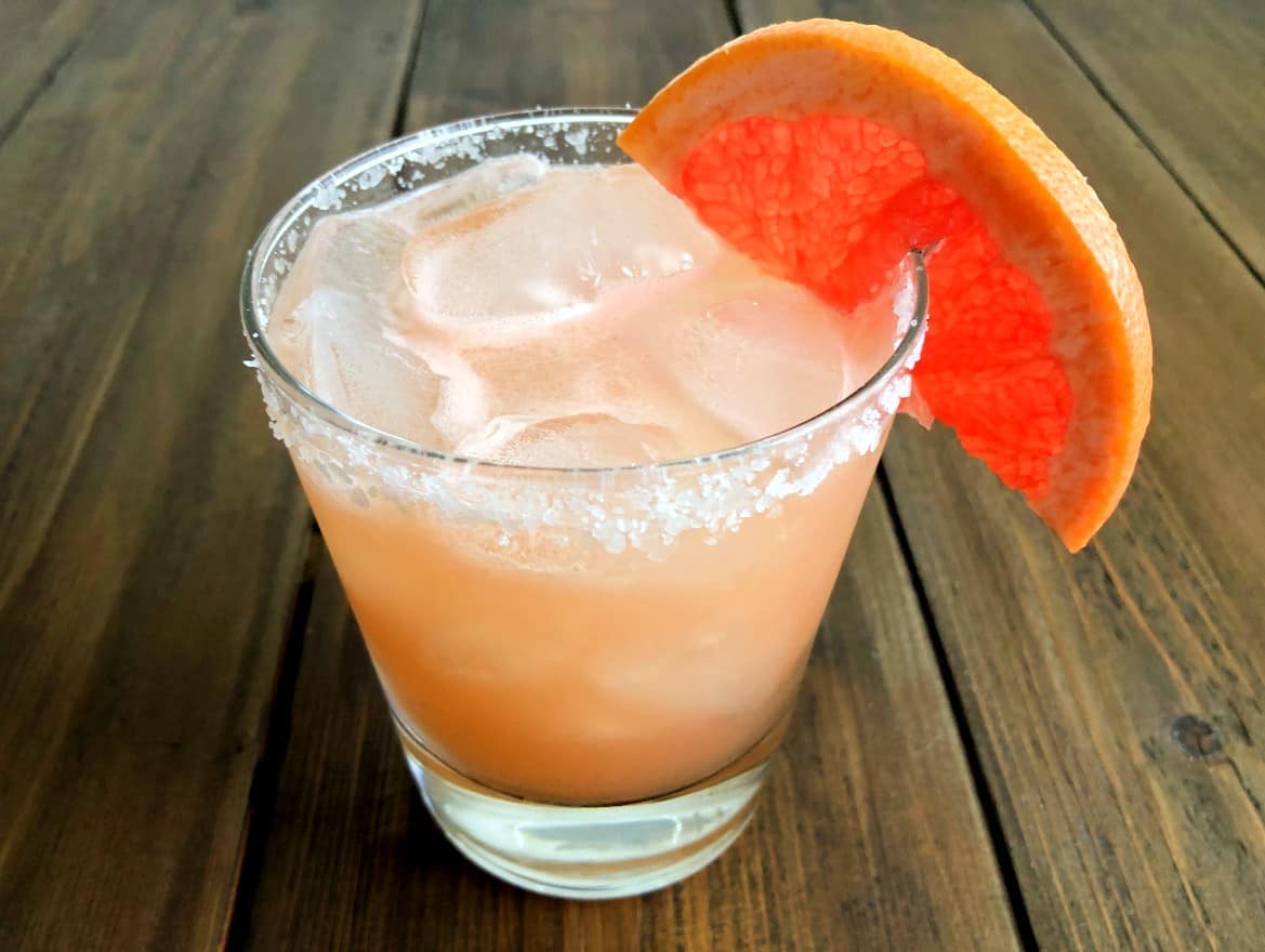 Grapefruit elderflower margarita with grapefruit slice garnish