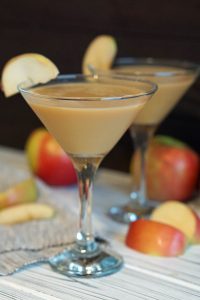 creamy caramel apple martinis