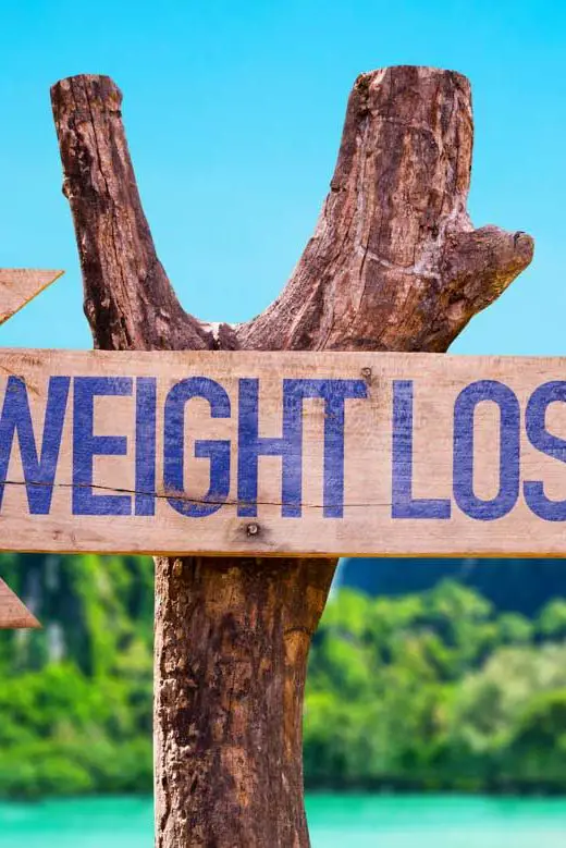 Weight loss arrow with beach vacation background (© gustavofrazao/Adobe Stock)