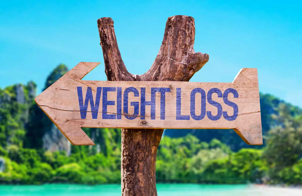 Weight loss arrow with beach vacation background (© gustavofrazao/Adobe Stock)
