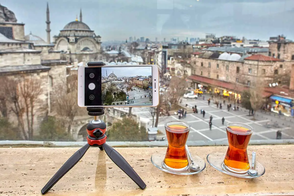 A mobile phone mounted on a tripod records a travel video about Istanbul and Türkiye for a travel vlog 