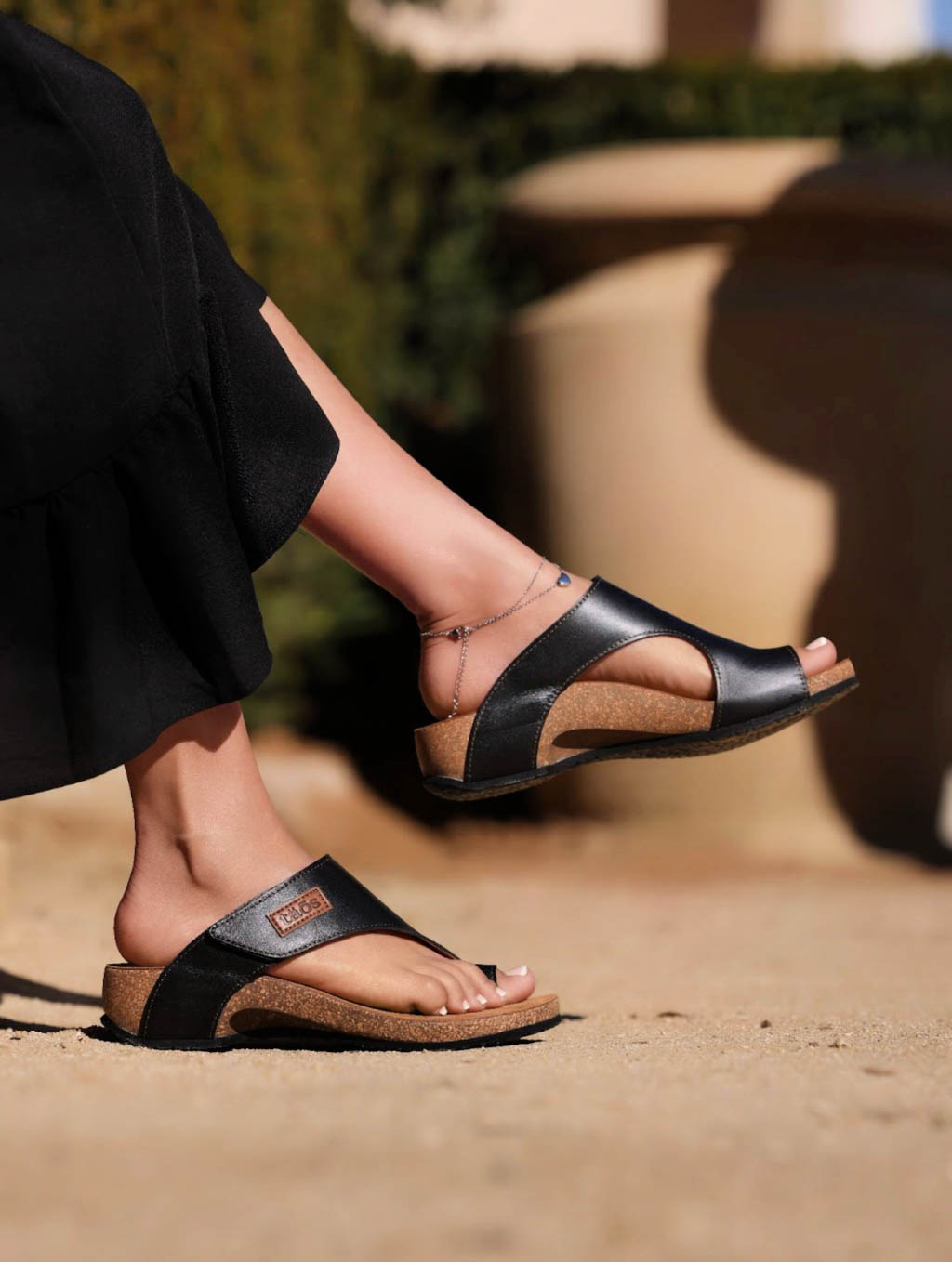 Taos Footwear Women's Loop supportive sandals in black